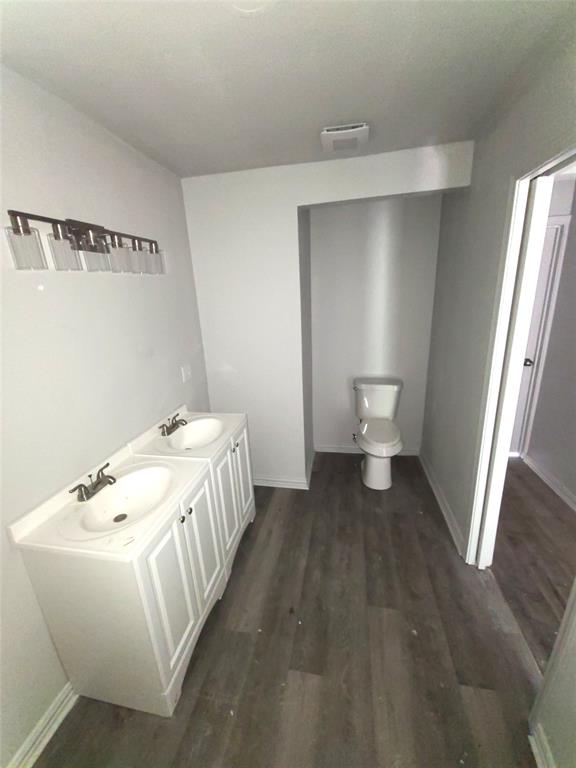 519 Dearborn Street Waco, TX 76704 - Photo 13 of 24 a bathroom with a sink and mirror