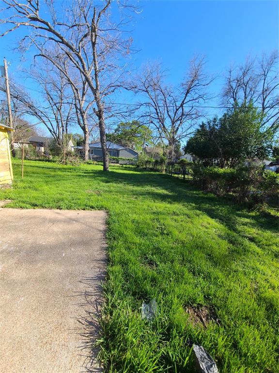 519 Dearborn Street Waco, TX 76704 - Photo 23 of 24 a view of a park with large trees