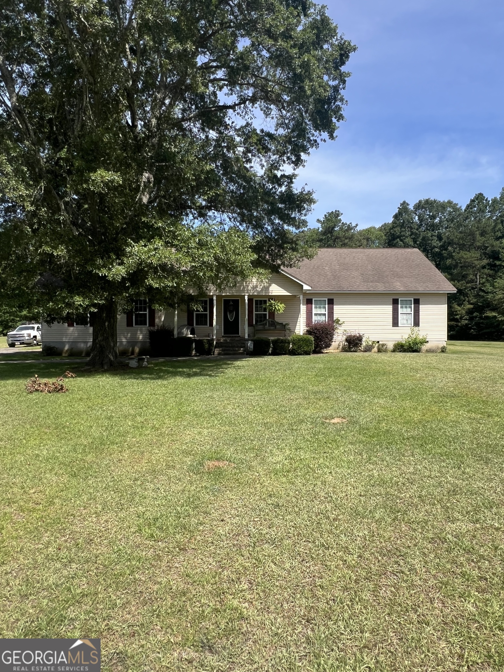180 Holly Ridge Road Dublin, GA 31021 - Photo 1 of 1 a front view of a house with garden