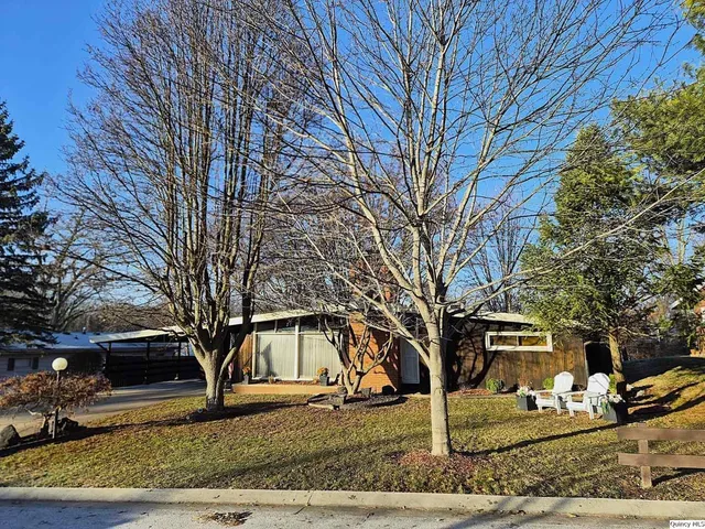 $181,000 | 1946 Elmwood Drive East, Quincy, IL 62301