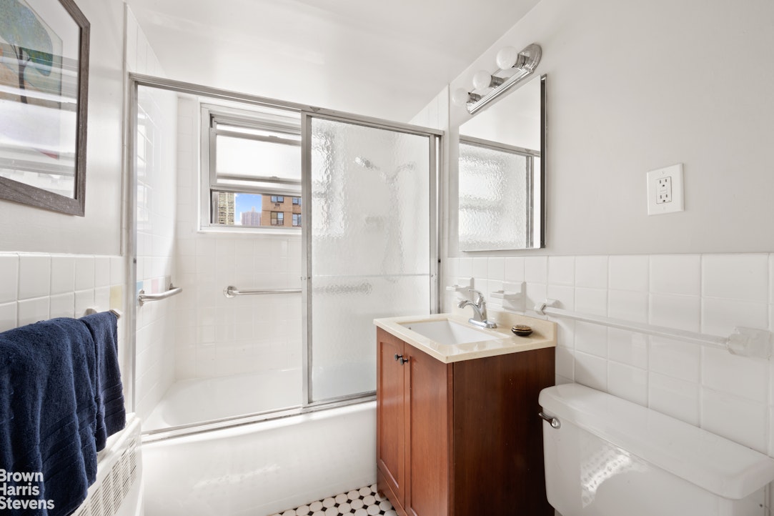 333 East 46th Street, Unit 20B Manhattan, NY 10017 - Photo 4 of 12