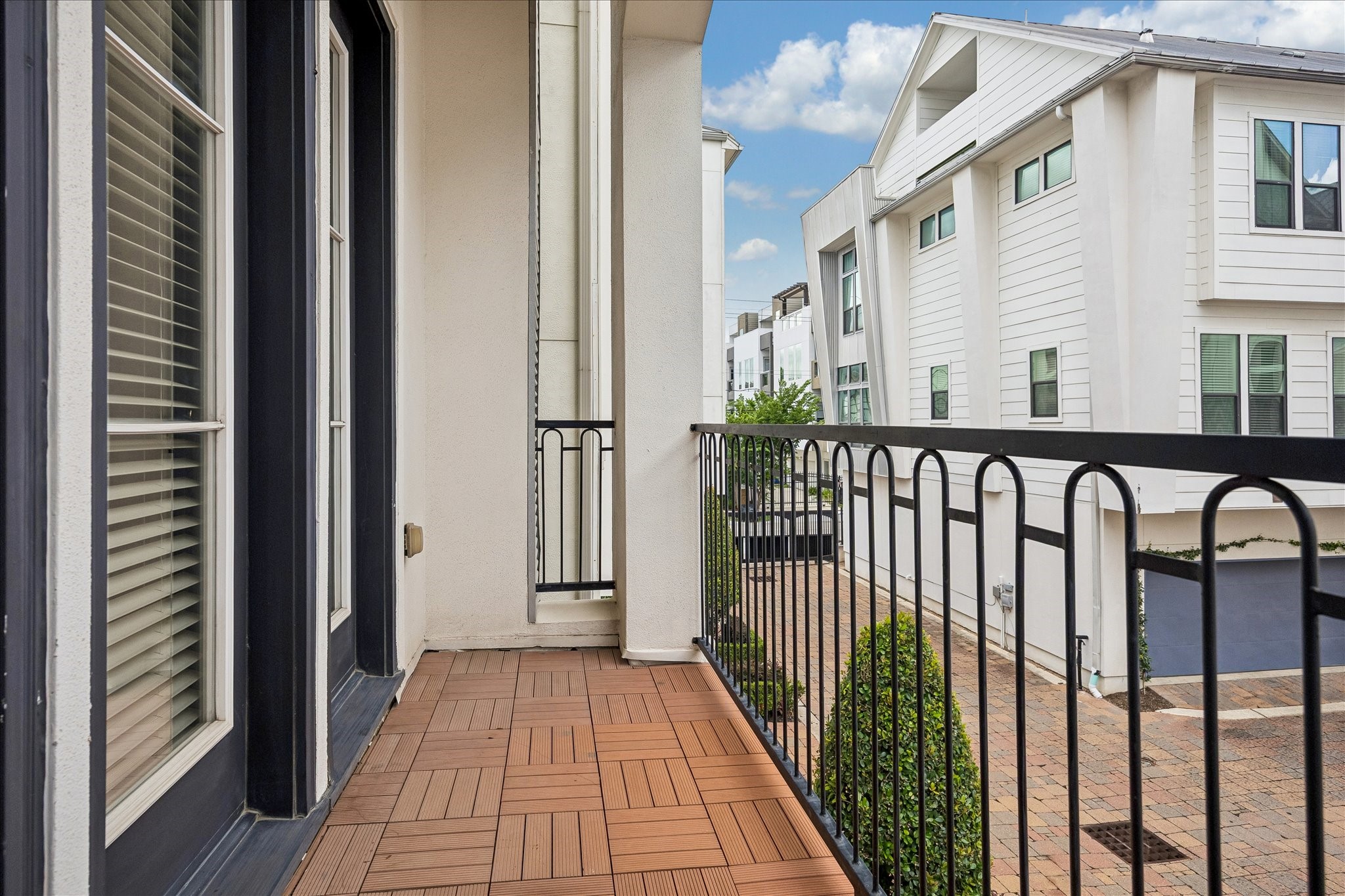 5708 Kansas Street, Unit B Houston, TX 77007 - Photo 11 of 20 Balcony off the living room