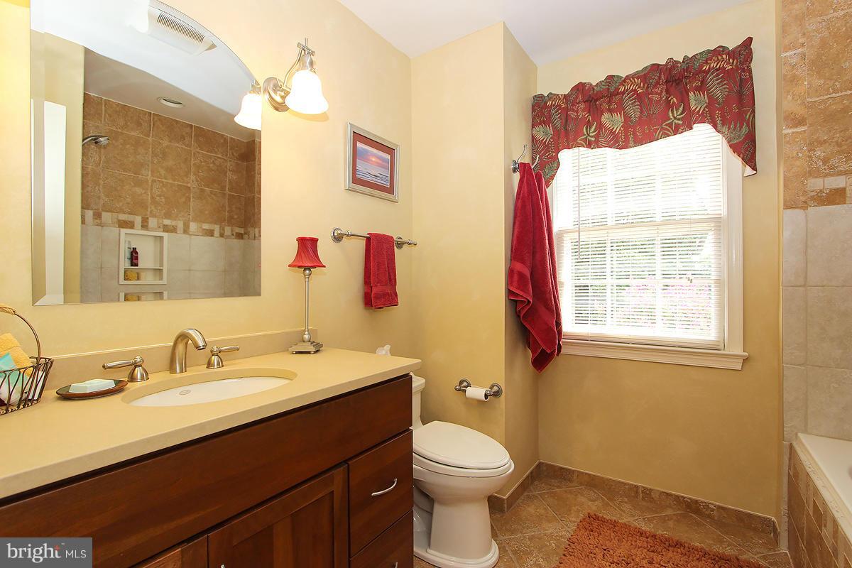 13013 Brandon Way Road Gaithersburg, MD 20878 - Photo 22 of 30 Bath