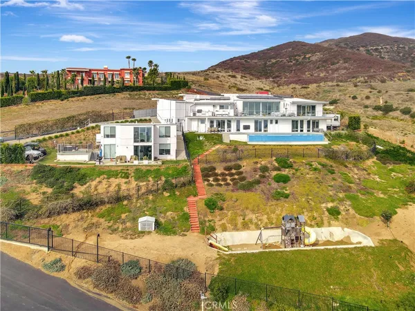 a view of houses with a lake view