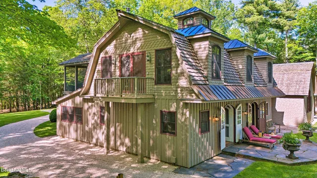 a view of a garden with flowers