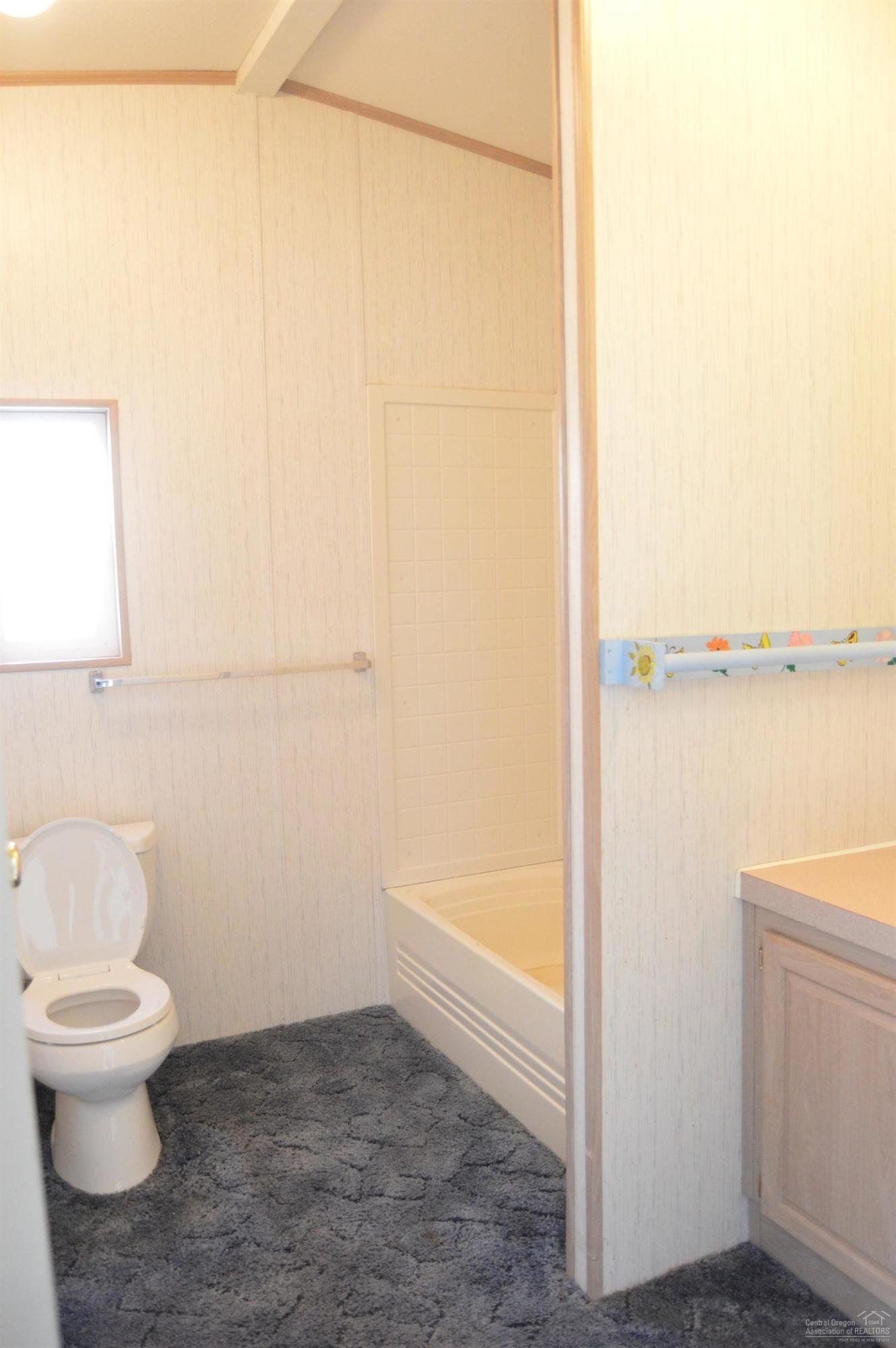 2074 Southwest Locust Way Madras, OR 97741 - Photo 17 of 25 2nd Bathroom