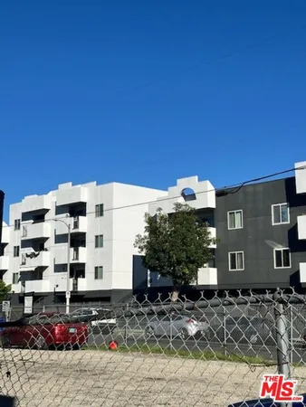 a view of entryway with a flower pot