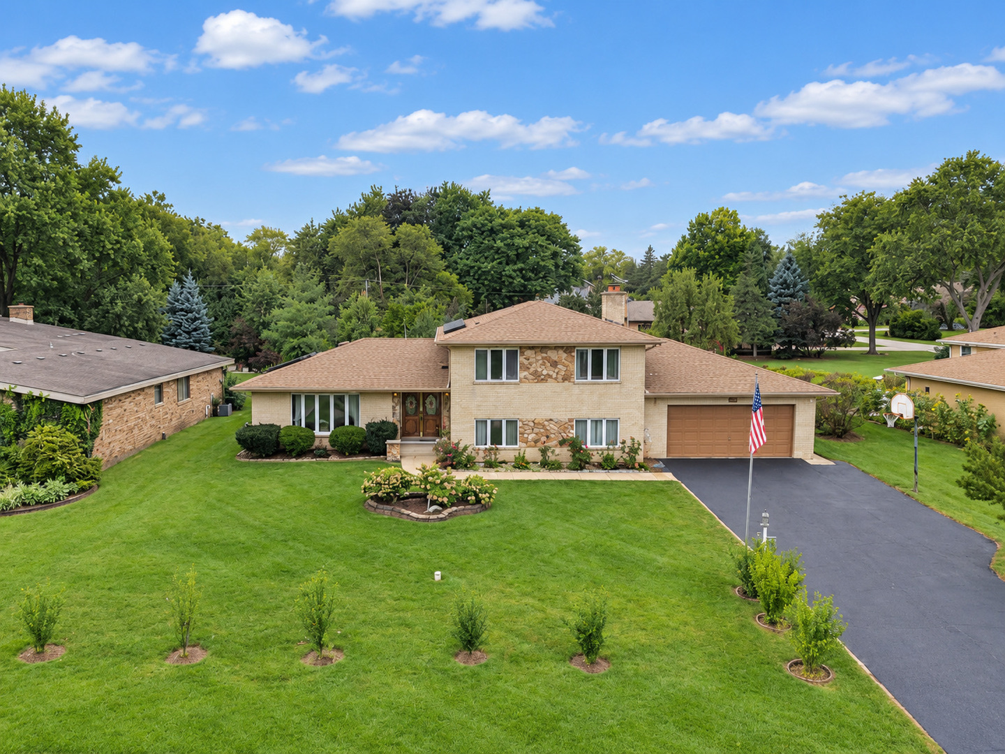 1428 Roslyn Road Schaumburg, IL 60193 - Photo 1 of 56 Gallery Image 1