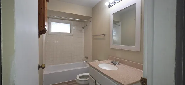 $2,100 | 217 South Cross Street, Unit LOWR, Oconomowoc, WI 53066