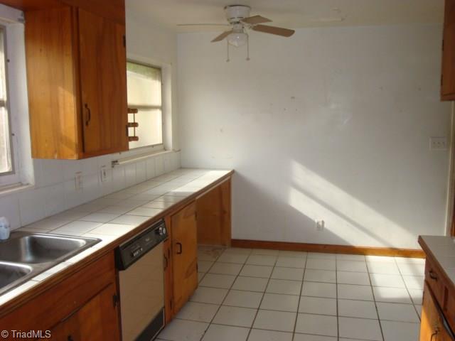 128 Penny Road Jamestown, NC 27282 - Photo 3 of 18 Kitchen