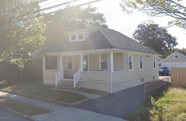 $1,500 | 152 5th Avenue, Unit 2, Bay Shore, NY 11706