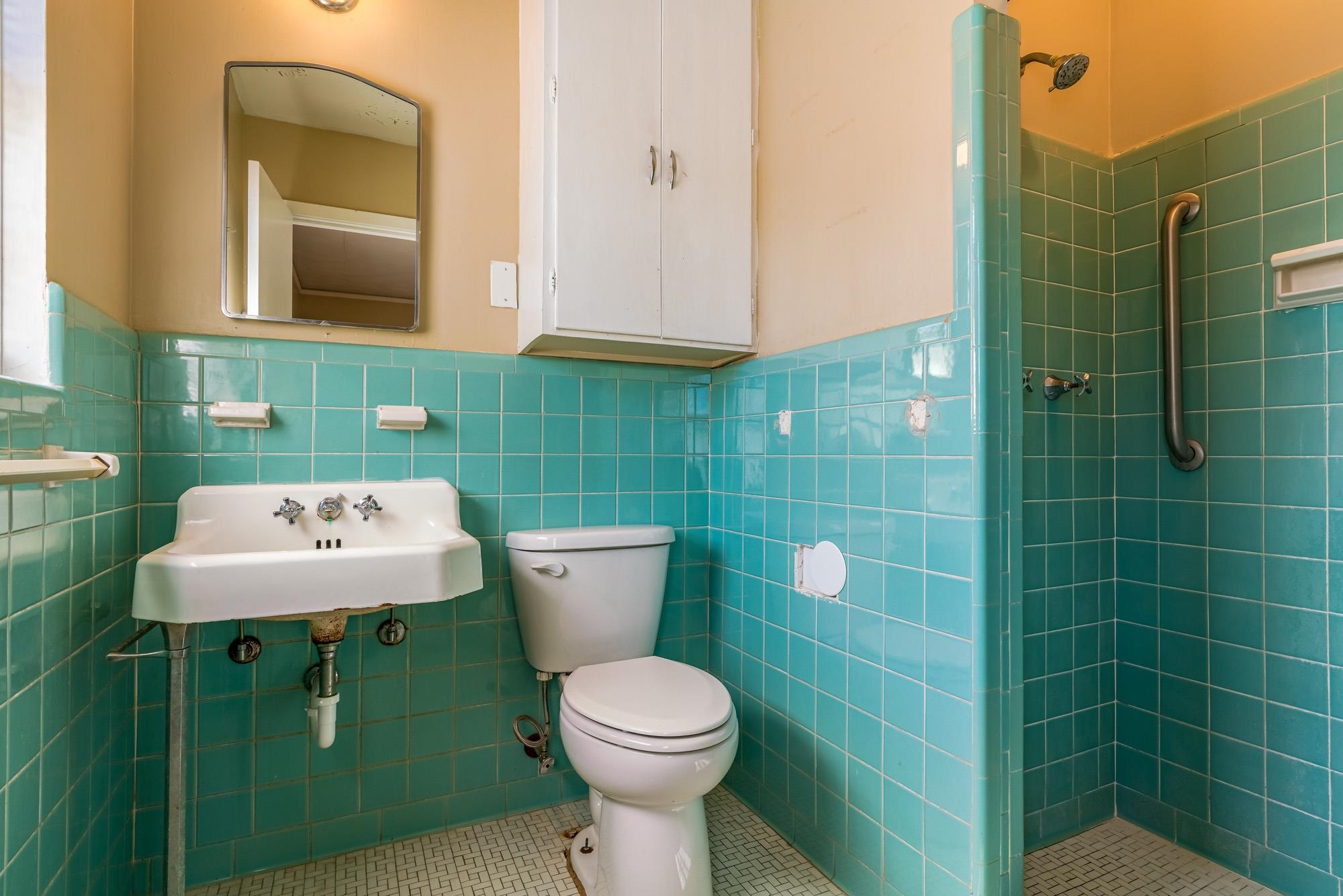1117 South Perkins Road Memphis, TN 38117 - Photo 17 of 24 a bathroom with a toilet a sink and mirror