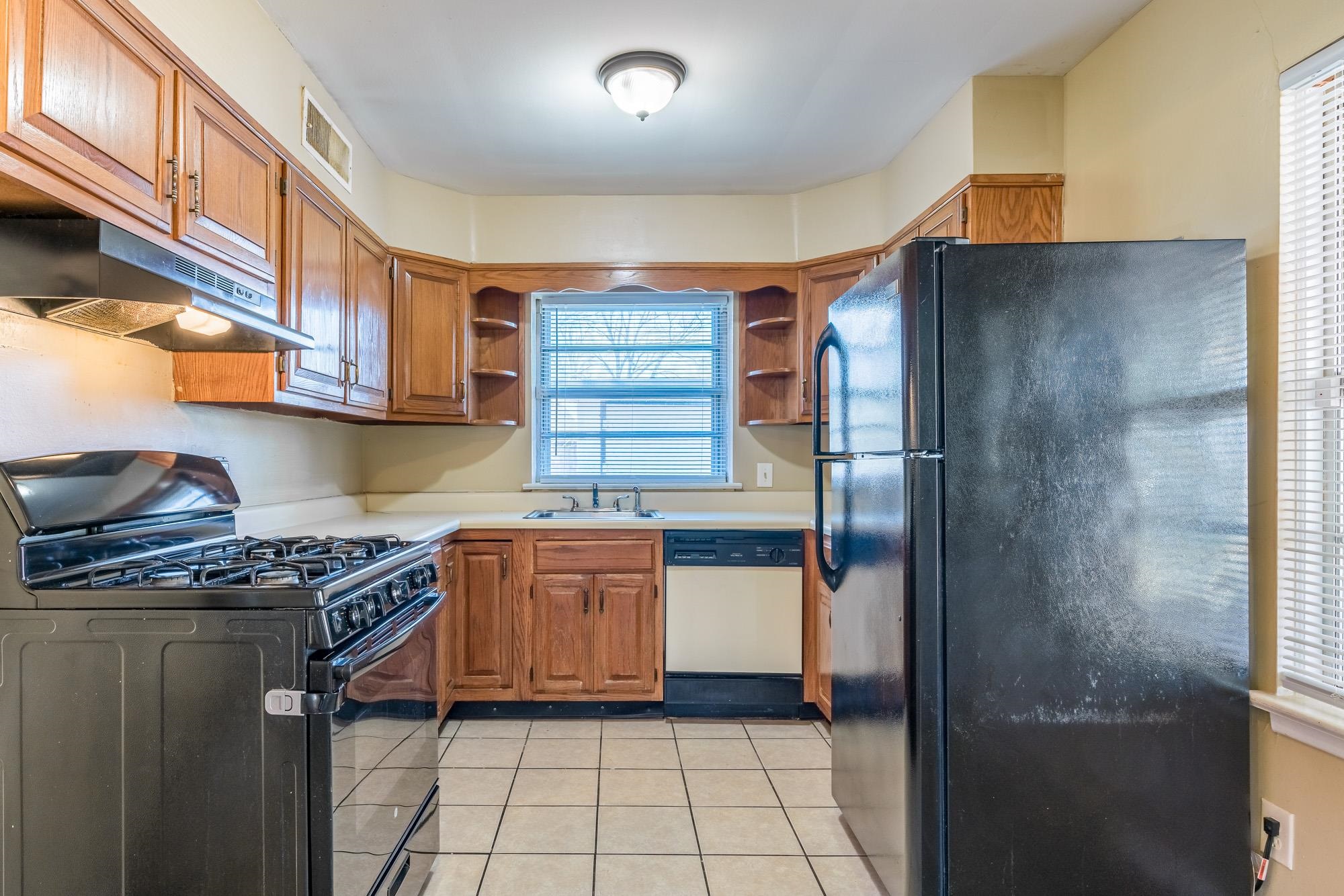 1117 South Perkins Road Memphis, TN 38117 - Photo 8 of 24 a kitchen with stainless steel appliances granite countertop a stove and a refrigerator