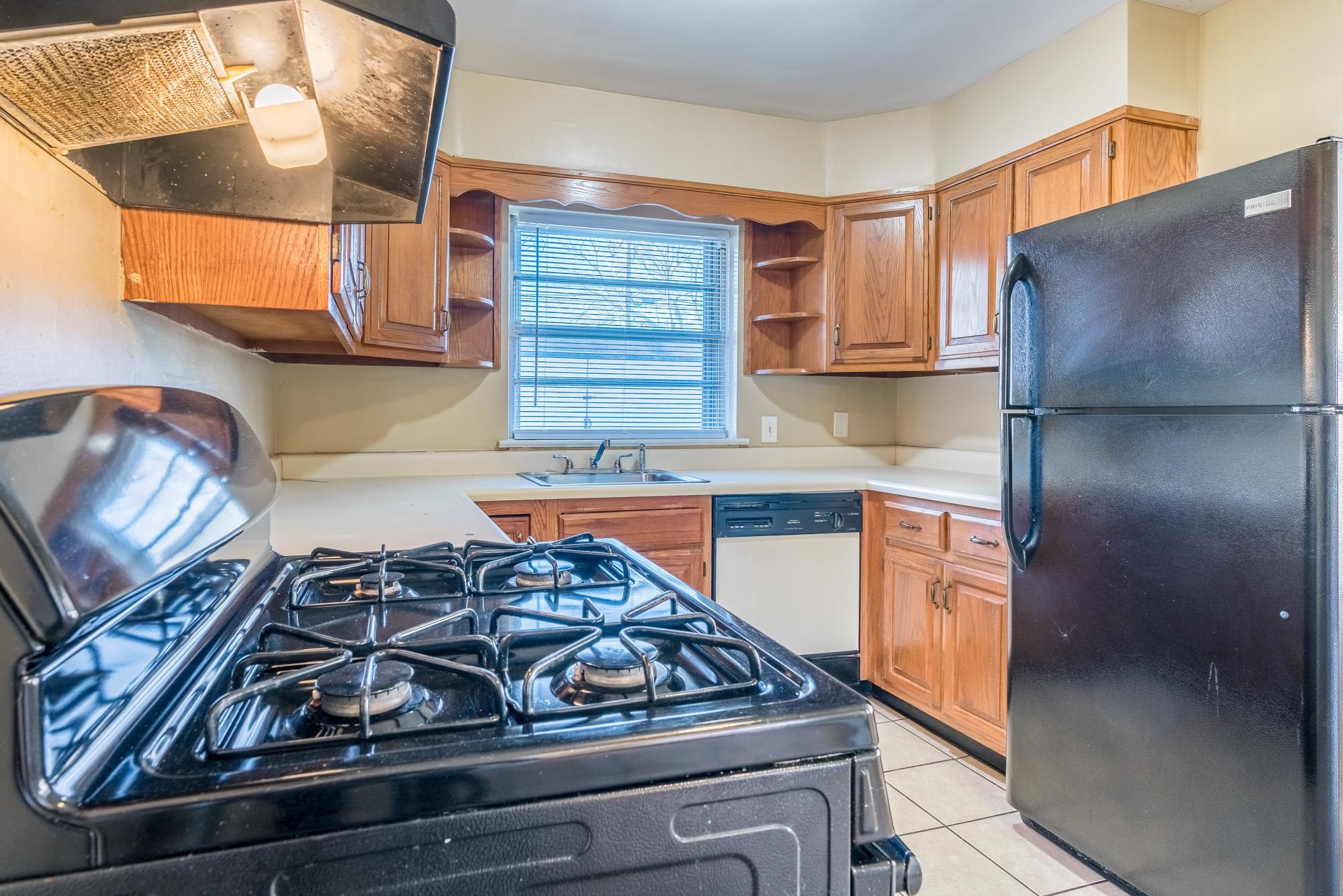 1117 South Perkins Road Memphis, TN 38117 - Photo 9 of 24 a kitchen with a stove and a microwave