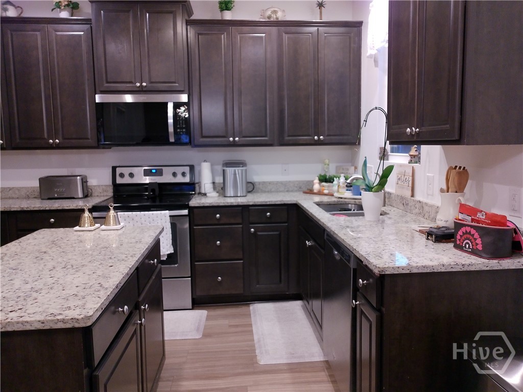 351 Southwilde Way Pooler, GA 31322 - Photo 8 of 28 Kitchen with island