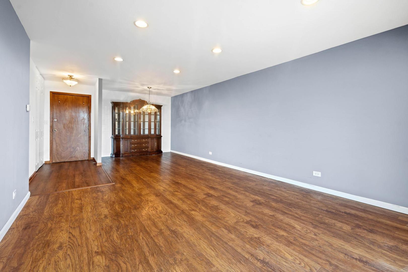 502 West Huntington Commons Road, Unit 443 Mount Prospect, IL 60056 - Photo 7 of 28