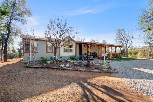 a view of a yard with a house