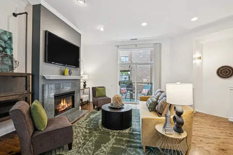$624,900 | 2477 West Montrose Avenue, Chicago, IL 60618