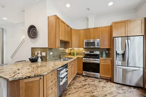 $624,900 | 2477 West Montrose Avenue, Chicago, IL 60618