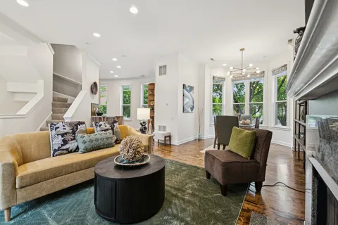 $624,900 | 2477 West Montrose Avenue, Chicago, IL 60618