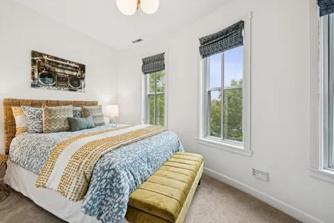 $624,900 | 2477 West Montrose Avenue, Chicago, IL 60618