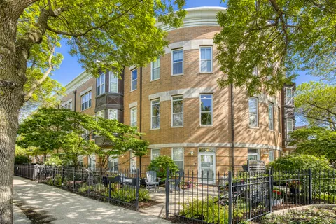 $624,900 | 2477 West Montrose Avenue, Chicago, IL 60618