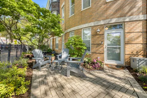 $624,900 | 2477 West Montrose Avenue, Chicago, IL 60618