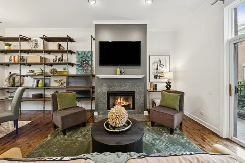 $624,900 | 2477 West Montrose Avenue, Chicago, IL 60618