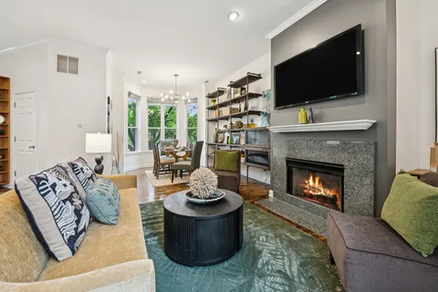 $624,900 | 2477 West Montrose Avenue, Chicago, IL 60618