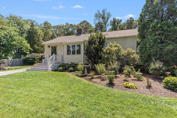 $799,000 | 31 Chief Justice Cushing Highway, Hingham, MA 02043