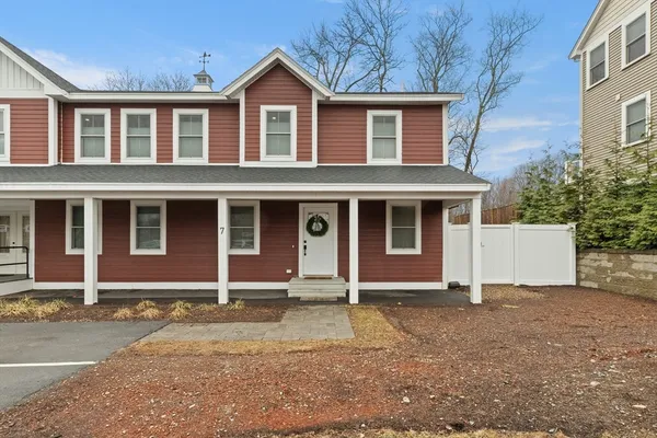$825,000 | 126-128 High Street, Unit 7, Ipswich, MA 01938