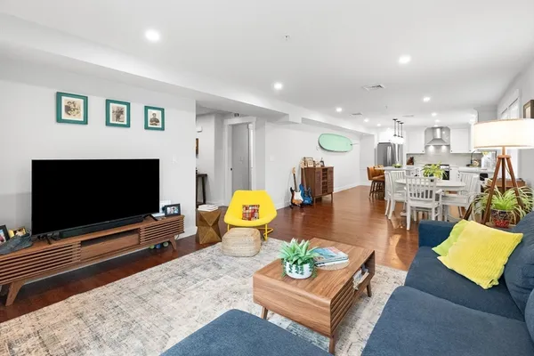 $825,000 | 126-128 High Street, Unit 7, Ipswich, MA 01938