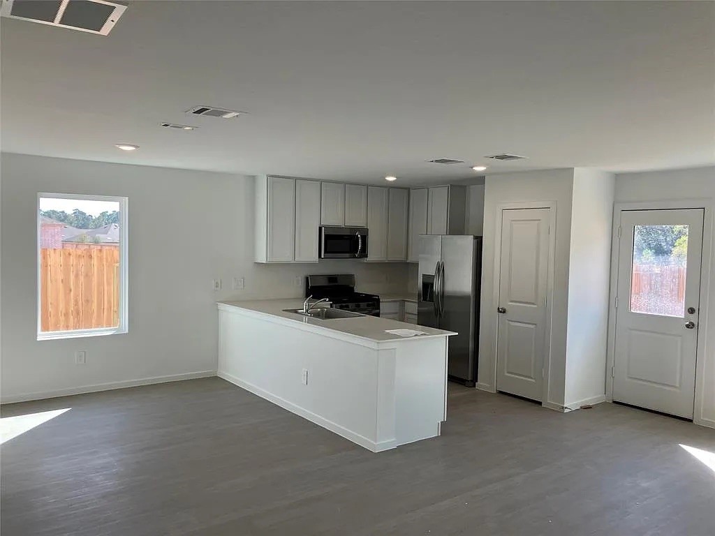 9015 Rose Pelican Lane Baytown, TX 77521 - Photo 7 of 14 a view of a kitchen with electric appliances