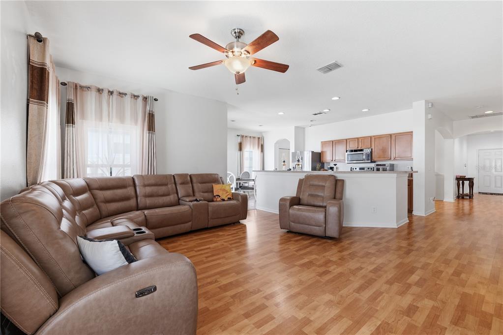 704 Parsons Pointe Street Seffner, FL 33584 - Photo 9 of 36