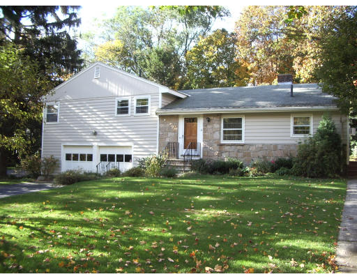 15 Aylesbury Road Worcester, MA 01609 - Photo 1 of 19 Gallery Image 1