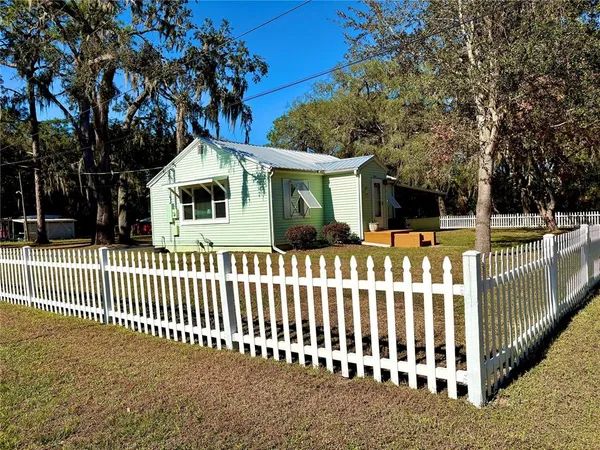 a view of a backyard