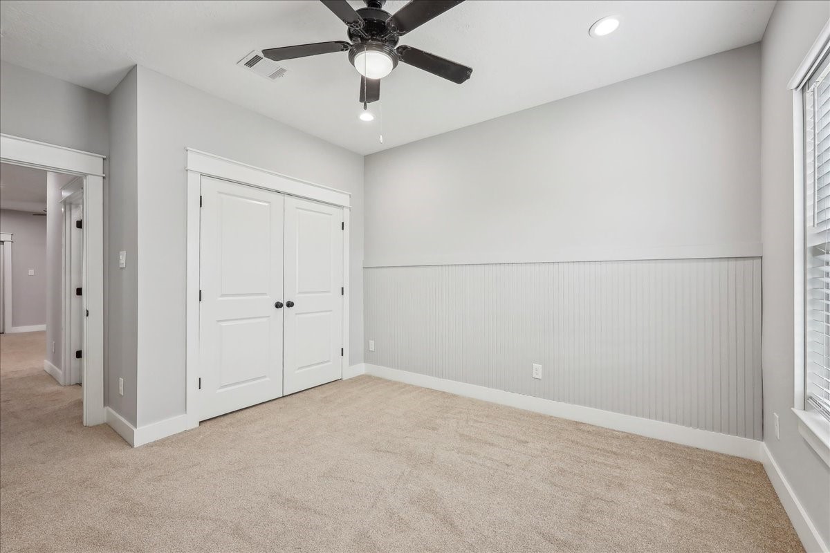 7722 Pond Circle Beaumont, TX 77707 - Photo 27 of 34 an empty room with a ceiling fan and a window
