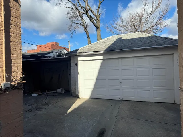 a view of a garage of the house