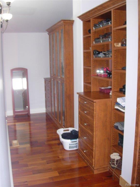 33828 York Ridge Street Farmington, MI 48331 - Photo 16 of 21 MBR Closet B DSCN1718.JPG