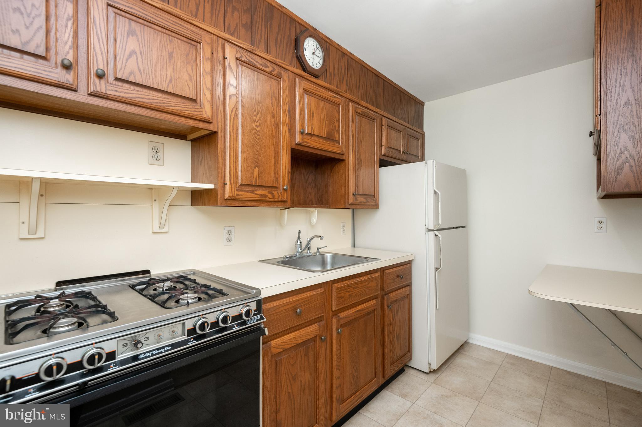 6507 Old Orchard Road Baltimore, MD 21239 - Photo 22 of 56 Gas stove!