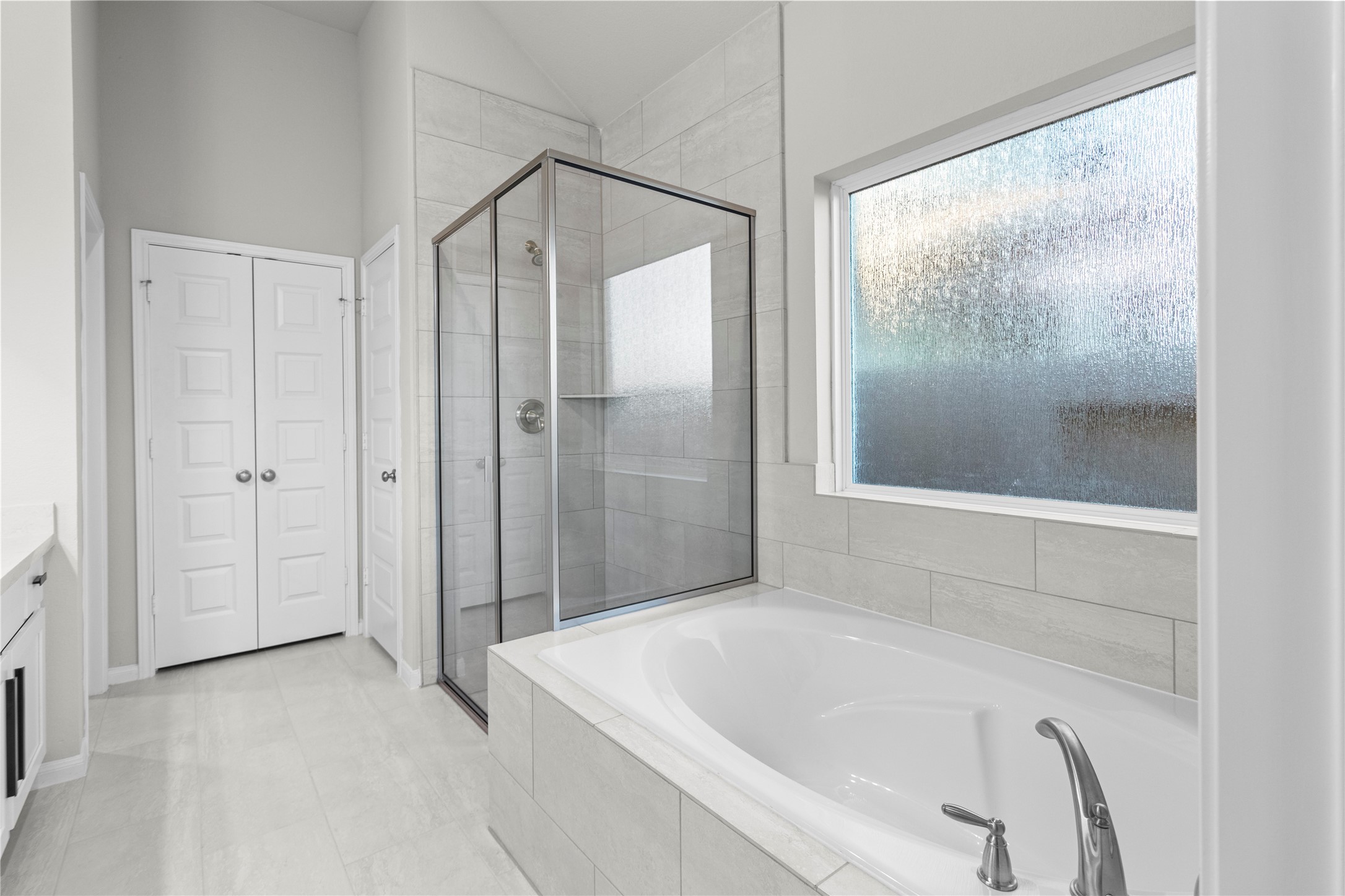 2811 Bisbee Road League City, TX 77573 - Photo 13 of 28 a bathroom with a white bath tub and shower