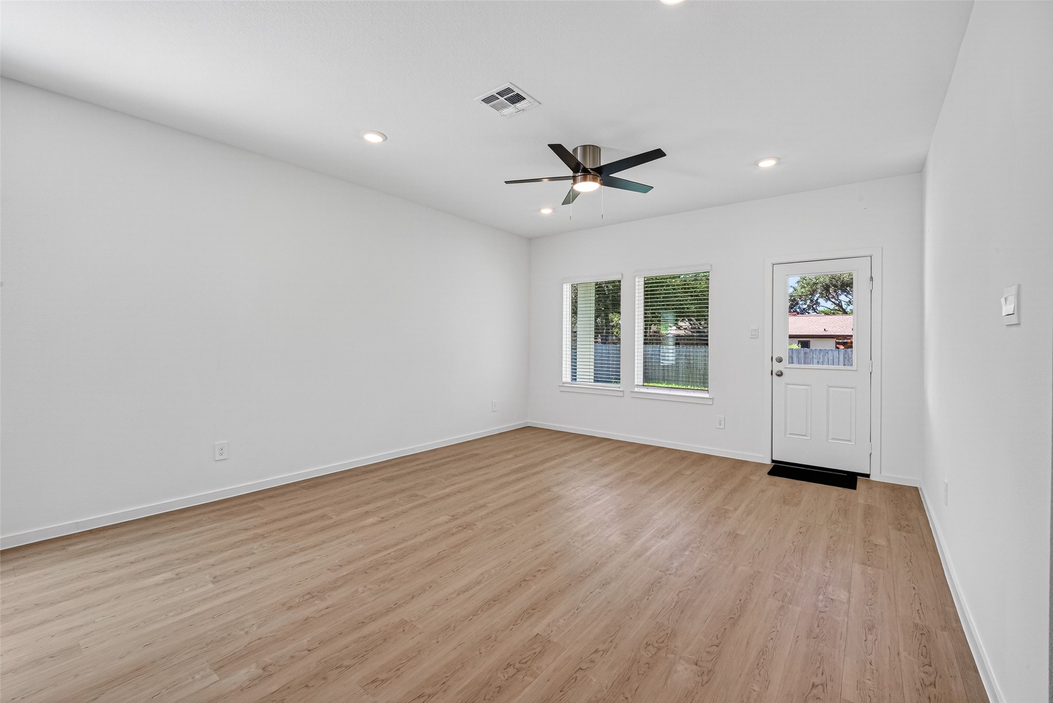 407 Robin Court Angleton, TX 77515 - Photo 11 of 46