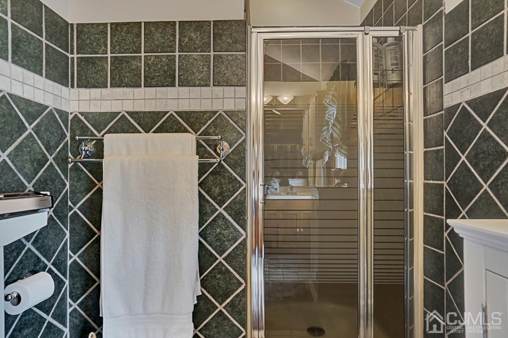 210 Oak Drive Middlesex, NJ 08846 - Photo 18 of 27 a bathroom with a shower and a sink