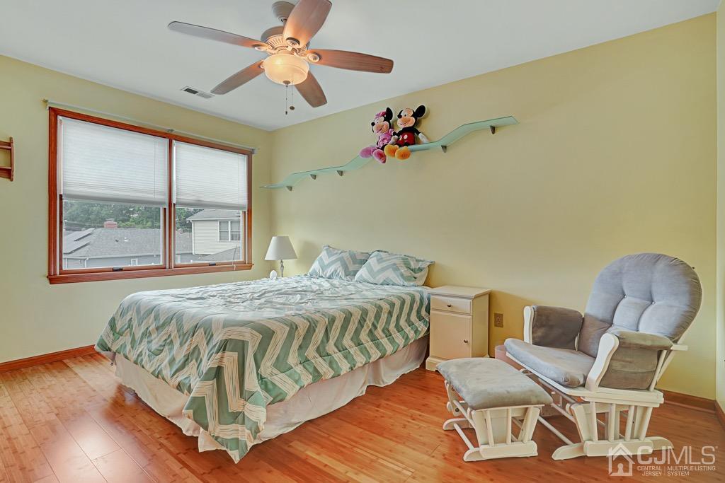 210 Oak Drive Middlesex, NJ 08846 - Photo 20 of 27 a spacious bedroom with a bed and a window