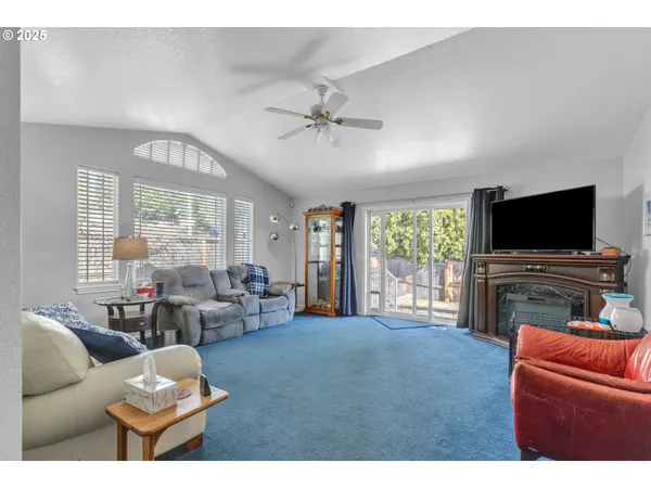 $400,000 | 2200 Southeast Chinaberry Avenue, Roseburg, OR 97470