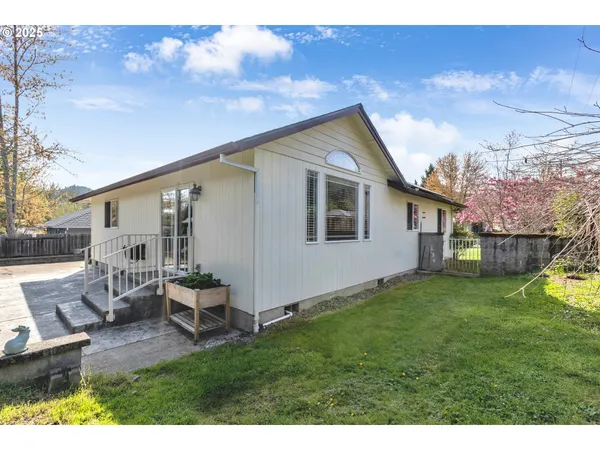 $400,000 | 2200 Southeast Chinaberry Avenue, Roseburg, OR 97470