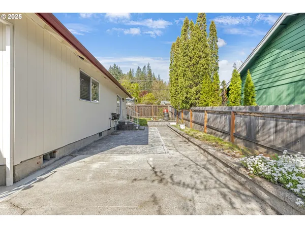 $400,000 | 2200 Southeast Chinaberry Avenue, Roseburg, OR 97470