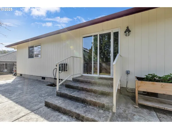$400,000 | 2200 Southeast Chinaberry Avenue, Roseburg, OR 97470