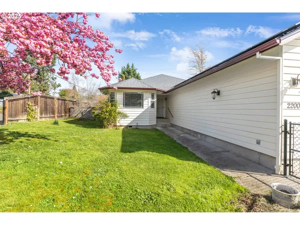 $400,000 | 2200 Southeast Chinaberry Avenue, Roseburg, OR 97470