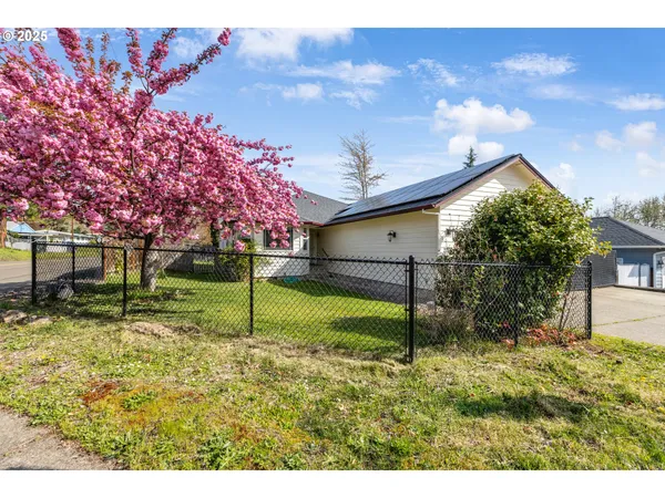 $400,000 | 2200 Southeast Chinaberry Avenue, Roseburg, OR 97470